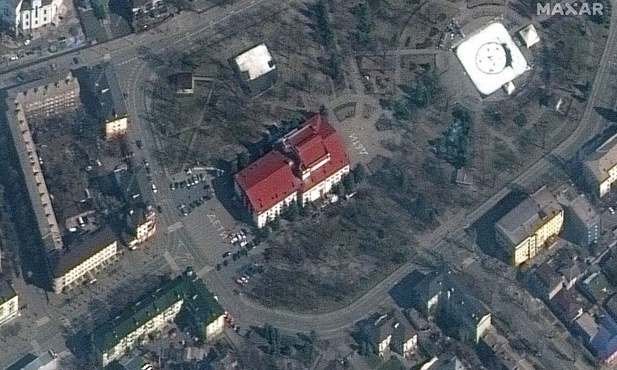 Mariupol: Z powodu ostrzałów niemożliwe jest dotarcie do uwięzionych pod gruzami teatru ludzi