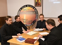 Ks. Jacek Kucharski z członkami Kleryckiego Koła Dzieła Biblijnego Diecezji Radomskiej.