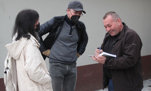 Grzegorz Cieślak z (prawej) notuje wszelkie propozycje pomocy dla uchodźców.