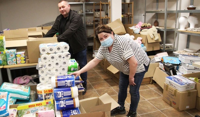 Wolontariusze codziennie segregują dary przyniesione do Gminnego Centrum Działań Twórczych w Pisarzowicach.