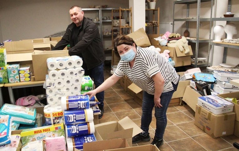 Wolontariusze codziennie segregują dary przyniesione do Gminnego Centrum Działań Twórczych w Pisarzowicach.