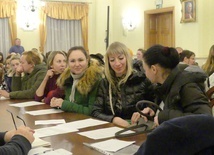 Ukraińscy goście podczas pierwszego środowego spotkania w domu parafialnym w Hałcnowie.