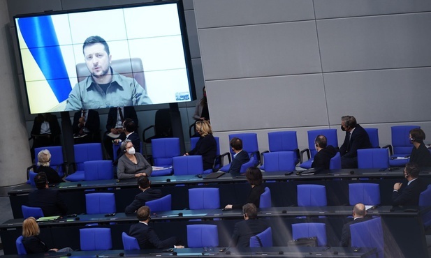 Niemieckie media: Sposób, w jaki Bundestag potraktował Zełenskiego jest żenujący