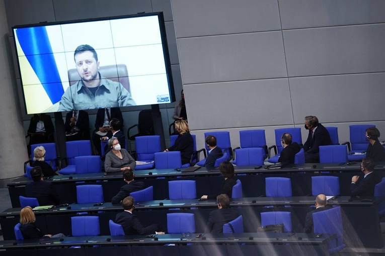 Niemieckie media: Sposób, w jaki Bundestag potraktował Zełenskiego jest żenujący