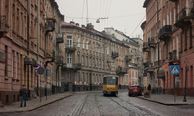 Lwów: Na obrzeżach miasta widać dym i pożar