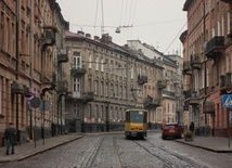 Lwów: Na obrzeżach miasta widać dym i pożar