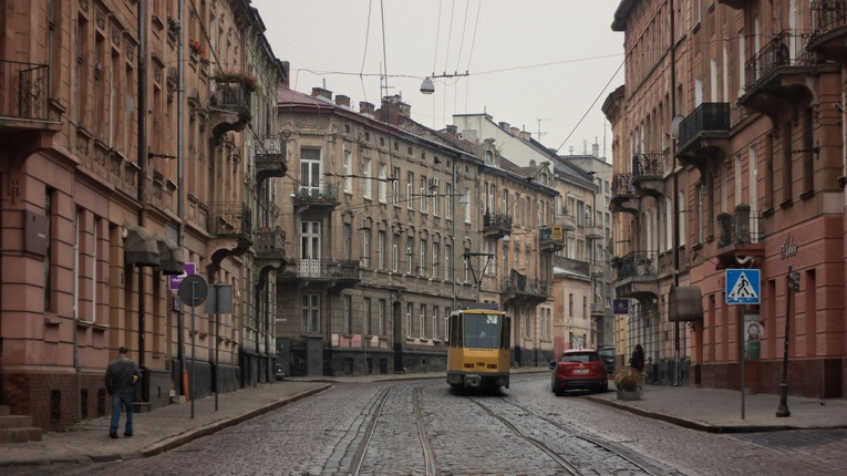 Lwów: Na obrzeżach miasta widać dym i pożar