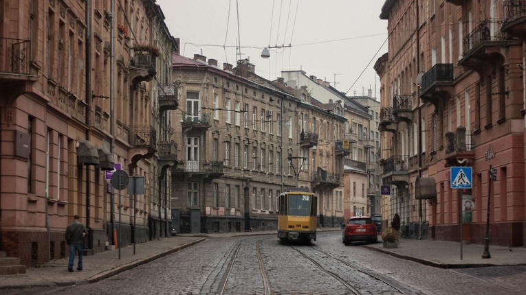 Lwów: Na obrzeżach miasta widać dym i pożar