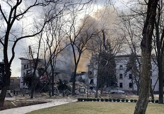 Mariupol: W podziemiach zbombardowanego teatru jest nadal ponad 1300 osób 