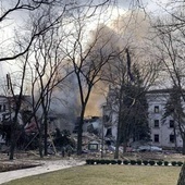 Mariupol: W podziemiach zbombardowanego teatru jest nadal ponad 1300 osób 