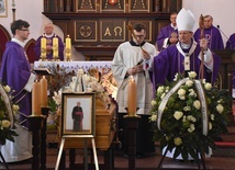 Msza św. sprawowana była w kościele Matki Bożej Królowej Różańca Świętego w Przywidzu.