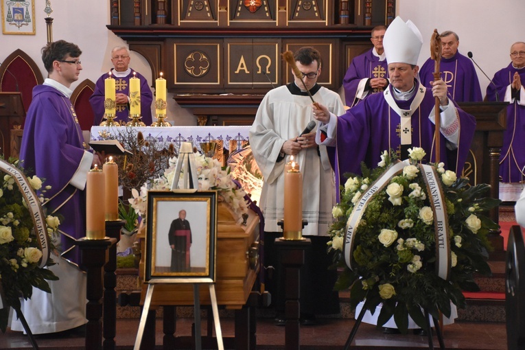 Msza św. sprawowana była w kościele Matki Bożej Królowej Różańca Świętego w Przywidzu.