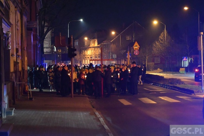 Świebodzin. Droga Krzyżowa o pokój