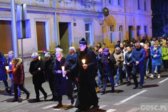 Świebodzin. Droga Krzyżowa o pokój