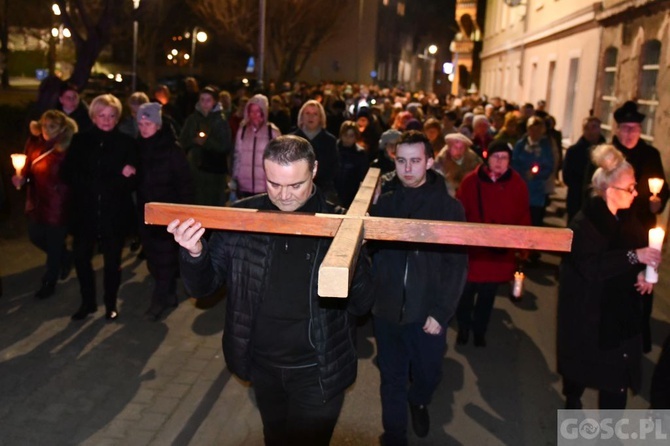 Świebodzin. Droga Krzyżowa o pokój