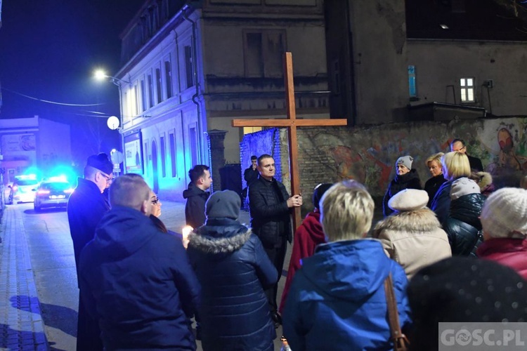 Świebodzin. Droga Krzyżowa o pokój