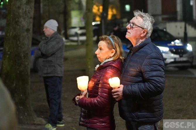 Świebodzin. Droga Krzyżowa o pokój