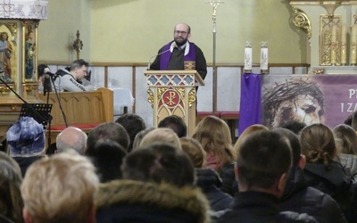 O. Ksawery Knotz w wilkowickim kościele podczas pierwszej konferencji dla małżeństw.