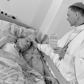 Bp Adam Bałabuch namaszczający przebywajacego w hospicjum kapłana.