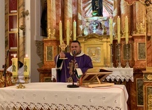 Na zakończenie Mszy św. na szczycie góry ks. Pleśnierowicz pobłogosławił relikwiami św. Andrzeja Boboli.