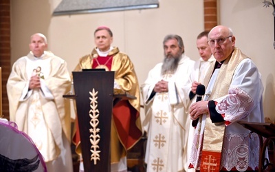 Ks. Stanisław Przerada witający bp. Adama Bałabucha w Jaworzynie Śl.