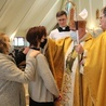 Bp Piotr Greger udzielił sakramentu bierzmowania młodym parafianom ze Złotych Łanów.