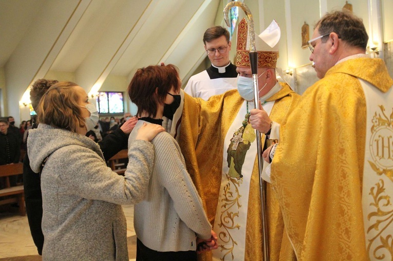 Bp Piotr Greger udzielił sakramentu bierzmowania młodym parafianom ze Złotych Łanów.