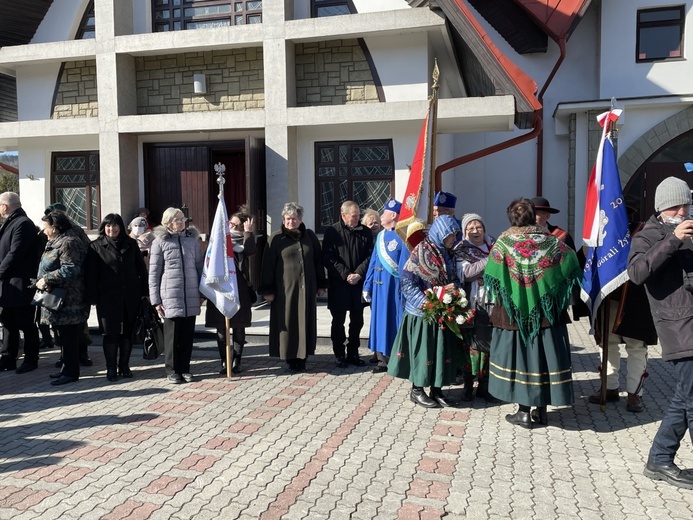 Uroczystości przy symbolicznej mogile partyzantów przed kościołem w Ciścu.