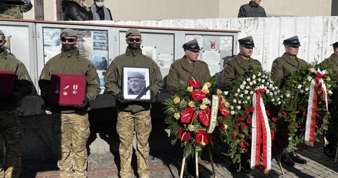 Za swoje bohaterstwo w walce płk Aleksander Tarnawski był wielokrotnie odznaczany.