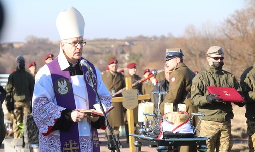 Modlitwom w kościele i na cmentarzu przewodniczył bp Wiesław Lechowicz, biskup polowy Wojska Polskiego.