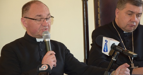 Ks. Sławomir Sobierajski przedstawił zakres działań diecezji łowickiej w zakresie pomocy ukraińskim uchodźcom. 