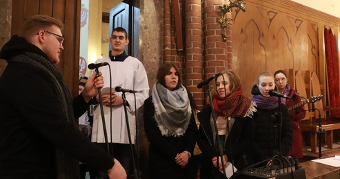 Grupy angażują się w oprawę muzyczną i liturgiczną nabożeństw.