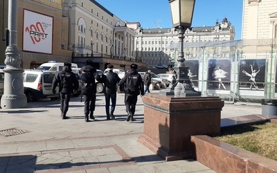 Działacze Memoriału zatrzymani w Moskwie na proteście antywojennym