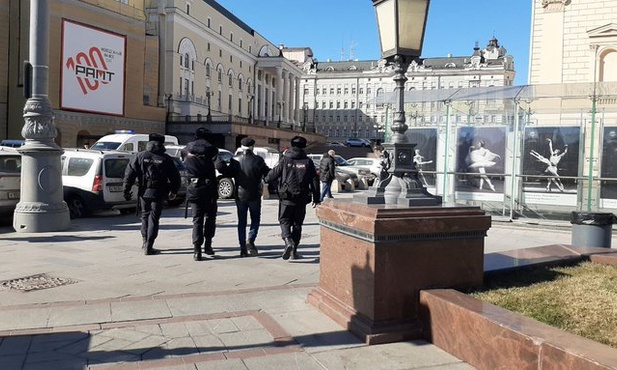 Działacze Memoriału zatrzymani w Moskwie na proteście antywojennym