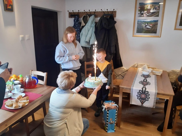 Parafianie przygotowali tort urodzinowy dla Saszy.