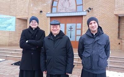 Proboszcz parafii ks. Stefan Misa wraz z wikariuszami: ks. Jakubem (od lewej) i ks. Maciejem. 