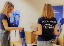 Dary dla potrzebujących pomagają pakować wolontariusze.
