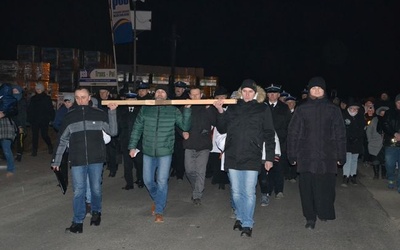 Kilkuset mieszkańców przeszło ulicami Dzwoli.