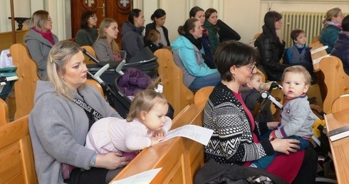 Mamy przeżywają swoje rekolekcje wielkopostne w kaplicy sióstr boromeuszek w Cieszynie.