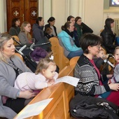 Mamy przeżywają swoje rekolekcje wielkopostne w kaplicy sióstr boromeuszek w Cieszynie.