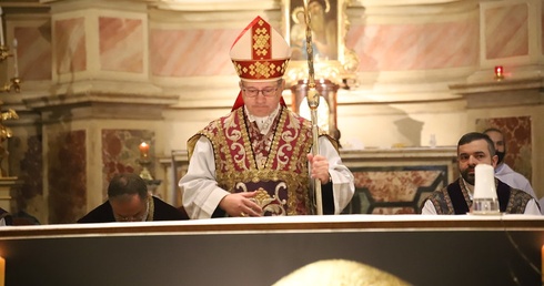 Bp Muskus: Papież nie jest politykiem, ale pasterzem