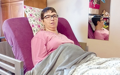 ▲	Mimo choroby pani Kasia  jest szczęśliwa, bo otacza  ją kochająca rodzina.