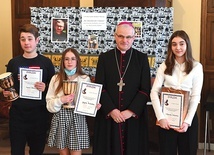 ▲	Zwycięzcy konkursu z biskupem. Od lewej: Szymon Litwińczuk, Jagoda Puchalska i Małgorzata Zielonka.