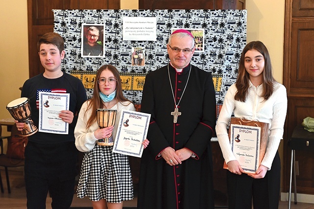 ▲	Zwycięzcy konkursu z biskupem. Od lewej: Szymon Litwińczuk, Jagoda Puchalska i Małgorzata Zielonka.