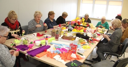 Tworzenie palm wielkanocnych w Mścicach