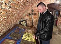 Rafał Piskorek przygotował specjalną gablotę z eksponatami  ze Lwowa.
