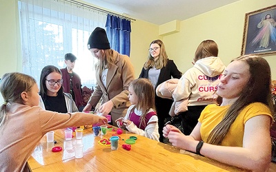 Młodzież organizuje zajęcia dla maluchów.