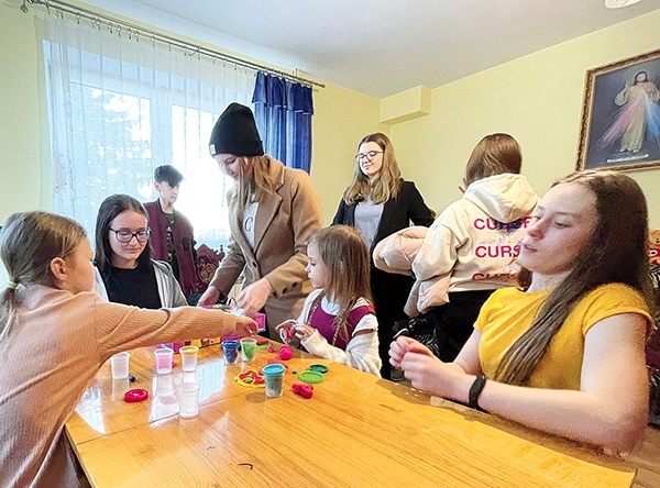 Młodzież organizuje zajęcia dla maluchów.
