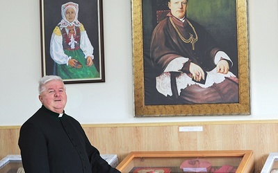 Ksiądz Stanisław Morawa zaprasza do zwiedzania sali muzealnej.