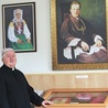 Ksiądz Stanisław Morawa zaprasza do zwiedzania sali muzealnej.